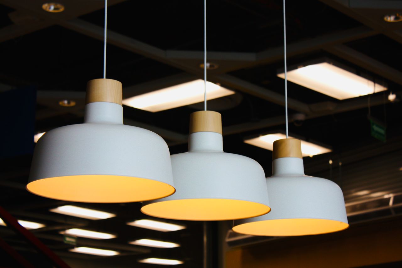 Lampy w stylu nowoczesnym, loftowym i klasycznym – jak dopasować oświetlenie do wnętrza